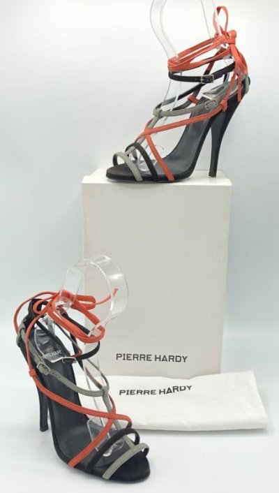 画像1: PIERRE HARDY(ピエールアルディ)コーラルレッド×ブラック×グレースエードアンクルリボンストラップサンダル36