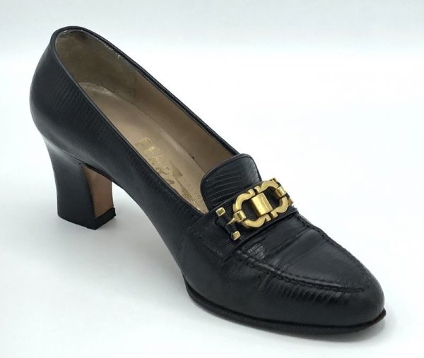 画像2: OLD FERRAGAMO(オールドフェラガモ)ブラック型押しレザー×ゴールドガンチーニ金具ヒールローファー 3 1/2D (2)