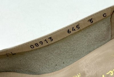 画像2: OLD FERRAGAMO(オールドフェラガモ) ホワイトレザースクエアモチーフ付きパンプス 5C