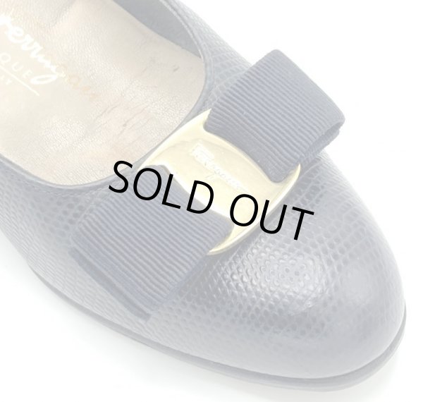 画像8: OLD FERRAGAMO(オールドフェラガモ) ネイビー型押しレザーヴァラリボンパンプス 5B (8)