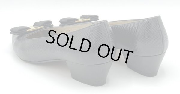 画像13: OLD FERRAGAMO(オールドフェラガモ) ブラック型押しレザーヴァラリボンパンプス 6C (13)