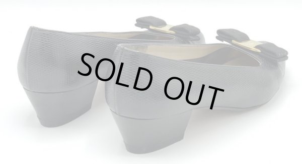 画像14: OLD FERRAGAMO(オールドフェラガモ) ブラック型押しレザーヴァラリボンパンプス 6C (14)