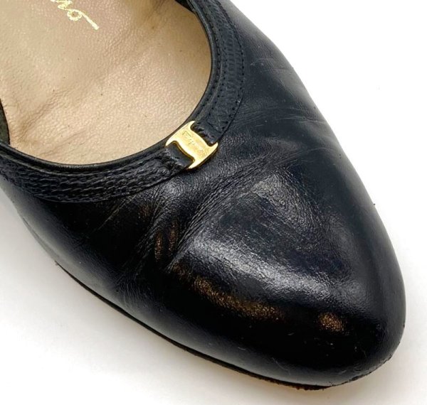 画像8: OLD FERRAGAMO(オールドフェラガモ) ダークネイビーレザーヴァラ金具リボンパイピングパンプス 41/2C (8)