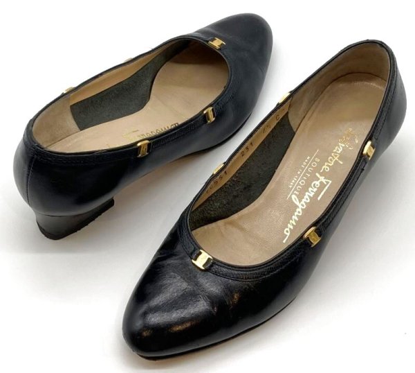 画像17: OLD FERRAGAMO(オールドフェラガモ) ダークネイビーレザーヴァラ金具リボンパイピングパンプス 41/2C (17)