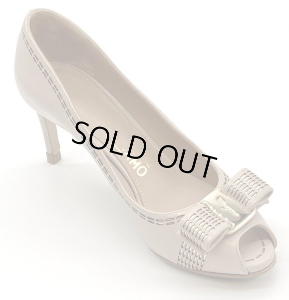 画像2: OLD FERRAGAMO(オールドフェラガモ/ヴィンテージ) ピンクベージュ×ゴールドカッティングレザーヴァラリボンオープントゥパンプス 5C (2)