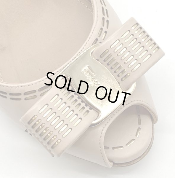 画像8: OLD FERRAGAMO(オールドフェラガモ/ヴィンテージ) ピンクベージュ×ゴールドカッティングレザーヴァラリボンオープントゥパンプス 5C (8)