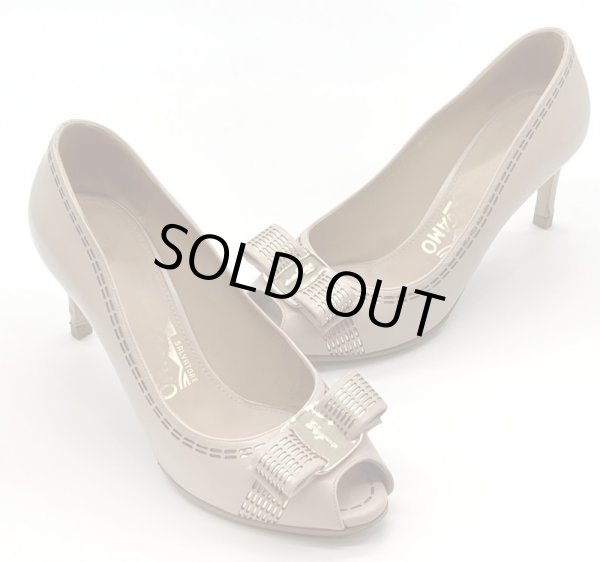 画像16: OLD FERRAGAMO(オールドフェラガモ/ヴィンテージ) ピンクベージュ×ゴールドカッティングレザーヴァラリボンオープントゥパンプス 5C (16)