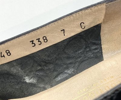 画像2: OLD FERRAGAMO(オールドフェラガモ) ブラック型押しレザーヴァラリボンパンプス 7C