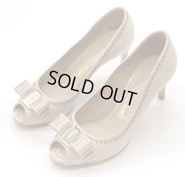 画像11: OLD FERRAGAMO(オールドフェラガモ/ヴィンテージ) ピンクベージュ×ゴールドカッティングレザーヴァラリボンオープントゥパンプス 5C (11)