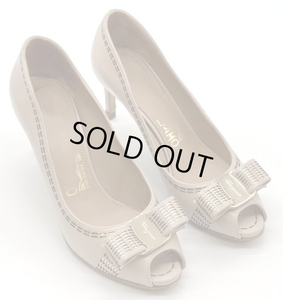 画像12: OLD FERRAGAMO(オールドフェラガモ/ヴィンテージ) ピンクベージュ×ゴールドカッティングレザーヴァラリボンオープントゥパンプス 5C (12)