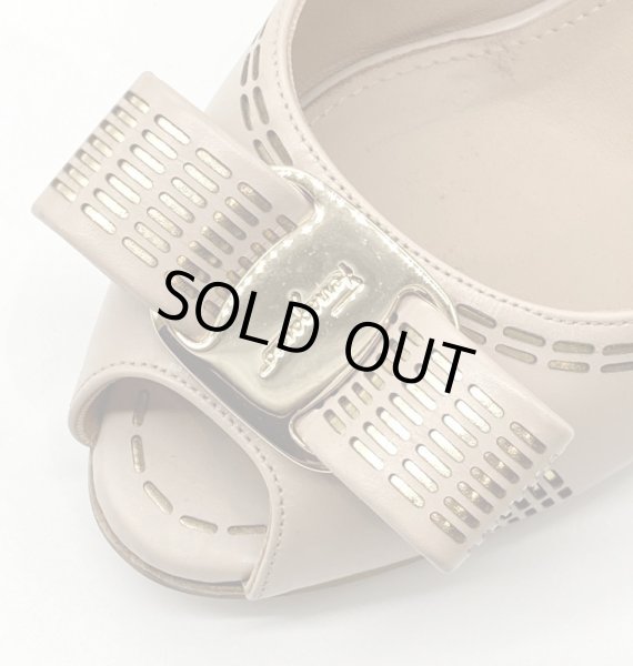 画像7: OLD FERRAGAMO(オールドフェラガモ/ヴィンテージ) ピンクベージュ×ゴールドカッティングレザーヴァラリボンオープントゥパンプス 5C (7)