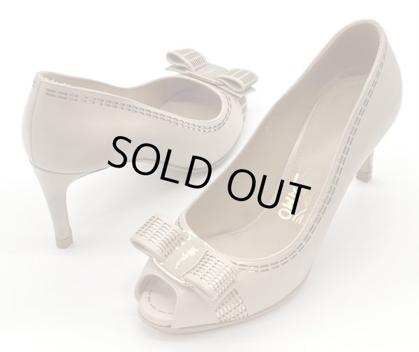 画像17: OLD FERRAGAMO(オールドフェラガモ/ヴィンテージ) ピンクベージュ×ゴールドカッティングレザーヴァラリボンオープントゥパンプス 5C (17)