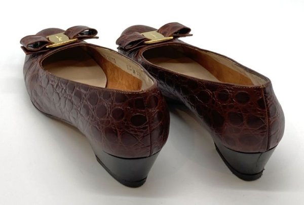 画像13: OLD FERRAGAMO(オールドフェラガモ) レッドブラウン型押しレザーヴァラリボンパンプス 6 1/2C (13)