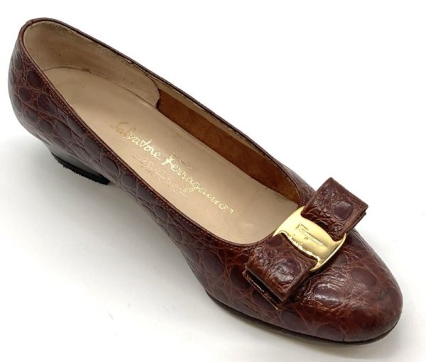 画像2: OLD FERRAGAMO(オールドフェラガモ) レッドブラウン型押しレザーヴァラリボンパンプス 6 1/2C (2)