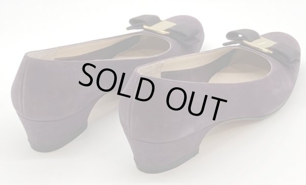 画像14: OLD FERRAGAMO(オールドフェラガモ) ダークパープルスエードヴァラリボンパンプス 7AA (14)