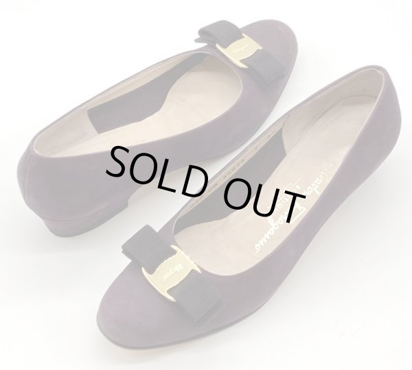 画像17: OLD FERRAGAMO(オールドフェラガモ) ダークパープルスエードヴァラリボンパンプス 7AA (17)