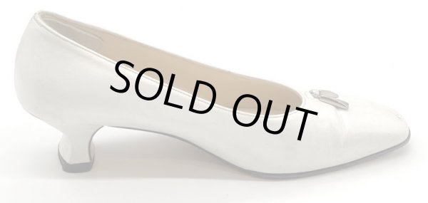 画像4: OLD FERRAGAMO(オールドフェラガモ/ヴィンテージ) ホワイトレザー×シルバーロゴタッセル金具付きパンプス 4 1/2D (4)