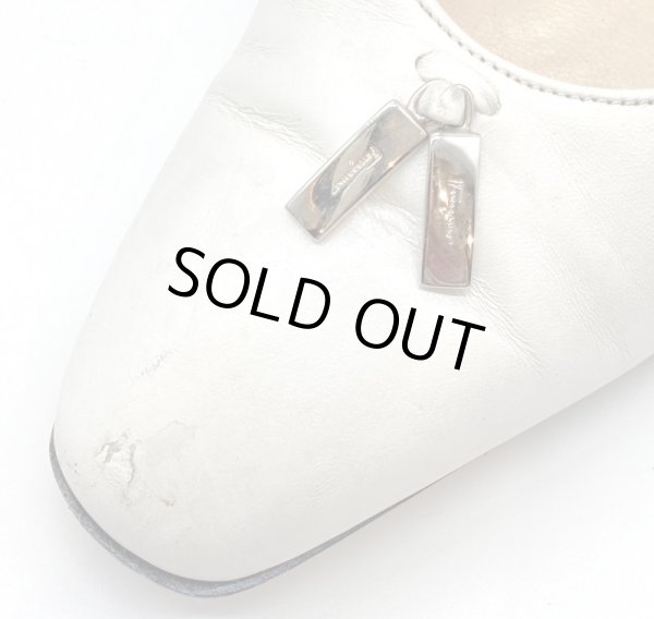 画像7: OLD FERRAGAMO(オールドフェラガモ/ヴィンテージ) ホワイトレザー×シルバーロゴタッセル金具付きパンプス 4 1/2D (7)