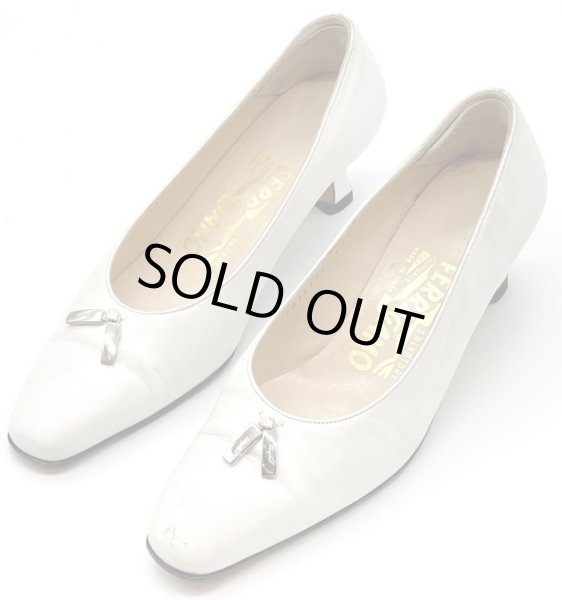 画像11: OLD FERRAGAMO(オールドフェラガモ/ヴィンテージ) ホワイトレザー×シルバーロゴタッセル金具付きパンプス 4 1/2D (11)