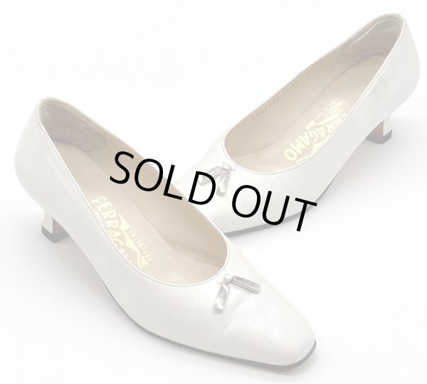 画像16: OLD FERRAGAMO(オールドフェラガモ/ヴィンテージ) ホワイトレザー×シルバーロゴタッセル金具付きパンプス 4 1/2D (16)