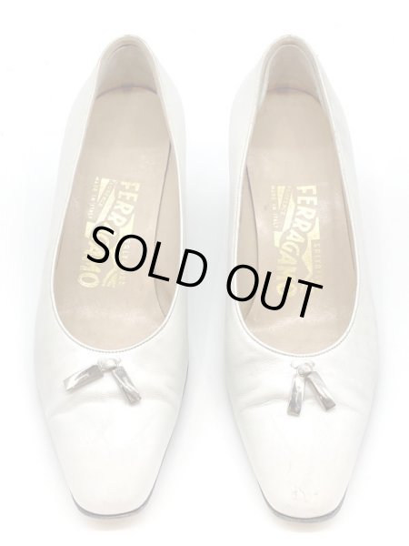 画像9: OLD FERRAGAMO(オールドフェラガモ/ヴィンテージ) ホワイトレザー×シルバーロゴタッセル金具付きパンプス 4 1/2D (9)
