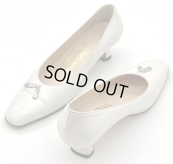 画像18: OLD FERRAGAMO(オールドフェラガモ/ヴィンテージ) ホワイトレザー×シルバーロゴタッセル金具付きパンプス 4 1/2D (18)