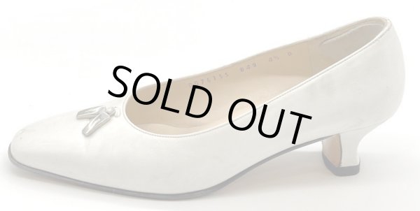 画像3: OLD FERRAGAMO(オールドフェラガモ/ヴィンテージ) ホワイトレザー×シルバーロゴタッセル金具付きパンプス 4 1/2D (3)