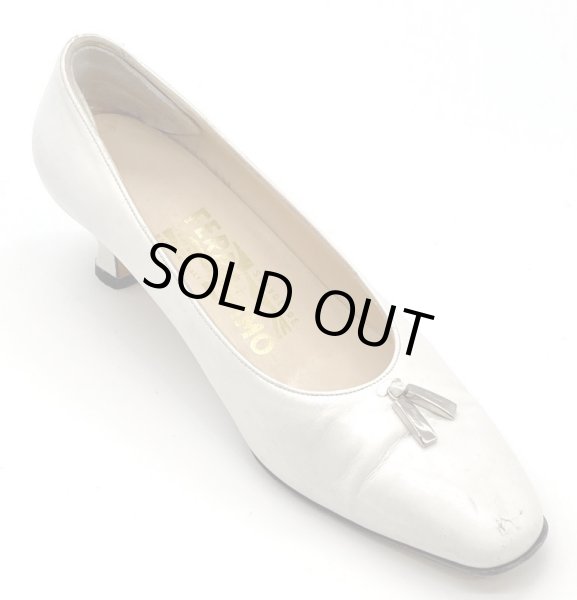 画像2: OLD FERRAGAMO(オールドフェラガモ/ヴィンテージ) ホワイトレザー×シルバーロゴタッセル金具付きパンプス 4 1/2D (2)