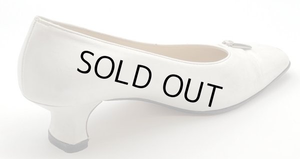 画像6: OLD FERRAGAMO(オールドフェラガモ/ヴィンテージ) ホワイトレザー×シルバーロゴタッセル金具付きパンプス 4 1/2D (6)