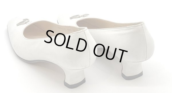 画像13: OLD FERRAGAMO(オールドフェラガモ/ヴィンテージ) ホワイトレザー×シルバーロゴタッセル金具付きパンプス 4 1/2D (13)