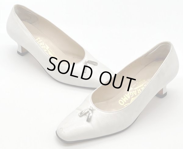 画像15: OLD FERRAGAMO(オールドフェラガモ/ヴィンテージ) ホワイトレザー×シルバーロゴタッセル金具付きパンプス 4 1/2D (15)