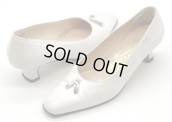 画像17: OLD FERRAGAMO(オールドフェラガモ/ヴィンテージ) ホワイトレザー×シルバーロゴタッセル金具付きパンプス 4 1/2D (17)