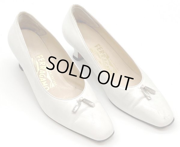 画像12: OLD FERRAGAMO(オールドフェラガモ/ヴィンテージ) ホワイトレザー×シルバーロゴタッセル金具付きパンプス 4 1/2D (12)