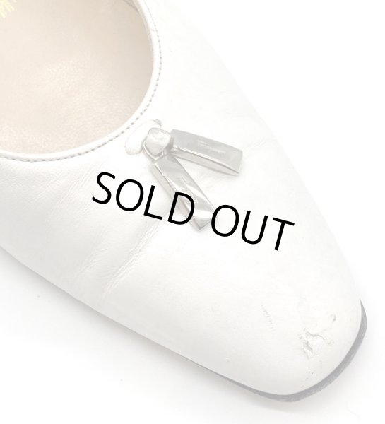 画像8: OLD FERRAGAMO(オールドフェラガモ/ヴィンテージ) ホワイトレザー×シルバーロゴタッセル金具付きパンプス 4 1/2D (8)