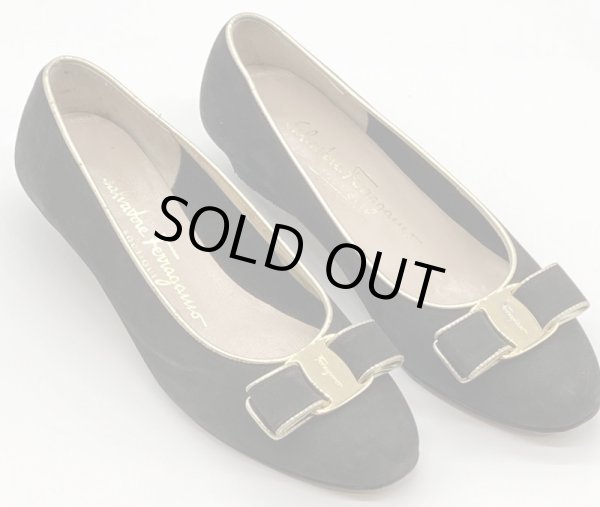 画像12: OLD FERRAGAMO(オールドフェラガモ) ブラックスエード×ゴールドパイピングヴァラリボンパンプス 6B (12)