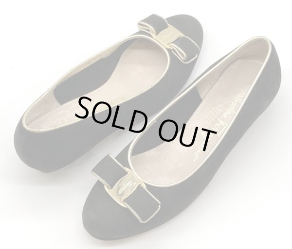 画像17: OLD FERRAGAMO(オールドフェラガモ) ブラックスエード×ゴールドパイピングヴァラリボンパンプス 6B (17)