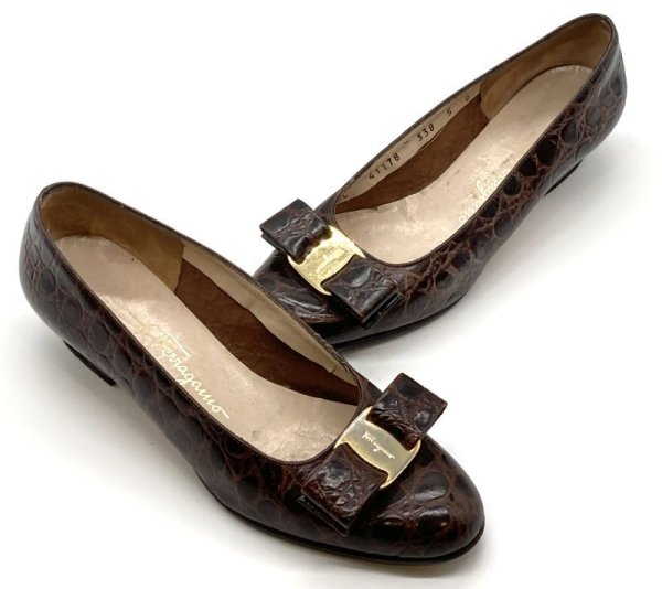 画像16: OLD FERRAGAMO(オールドフェラガモ) ダークブラウン型押しレザーヴァラリボンパンプス 5B (16)