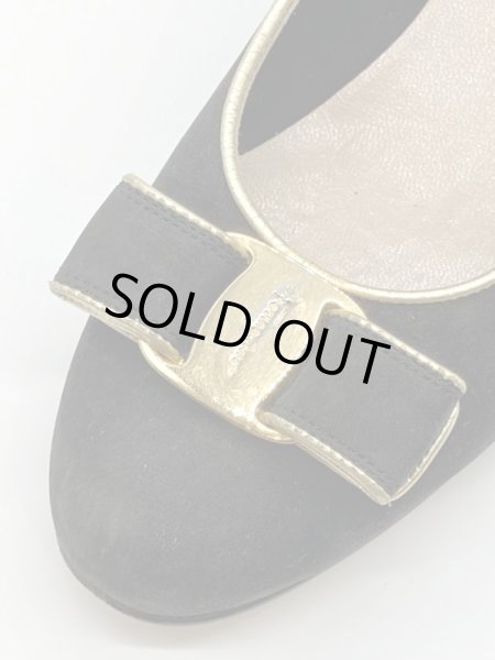 画像7: OLD FERRAGAMO(オールドフェラガモ) ブラックスエード×ゴールドパイピングヴァラリボンパンプス 6B (7)