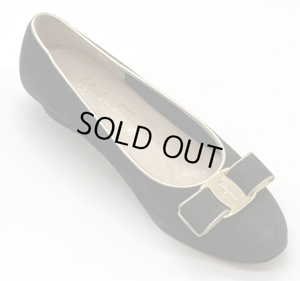 画像2: OLD FERRAGAMO(オールドフェラガモ) ブラックスエード×ゴールドパイピングヴァラリボンパンプス 6B (2)