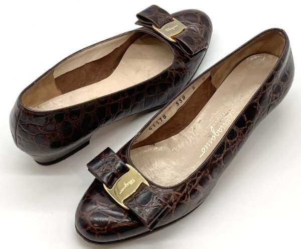 画像17: OLD FERRAGAMO(オールドフェラガモ) ダークブラウン型押しレザーヴァラリボンパンプス 5B (17)