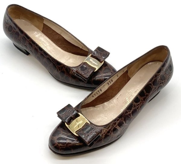 画像15: OLD FERRAGAMO(オールドフェラガモ) ダークブラウン型押しレザーヴァラリボンパンプス 5B (15)