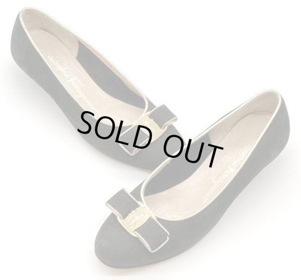 画像15: OLD FERRAGAMO(オールドフェラガモ) ブラックスエード×ゴールドパイピングヴァラリボンパンプス 6B (15)