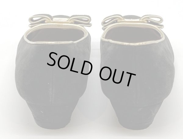 画像10: OLD FERRAGAMO(オールドフェラガモ) ブラックスエード×ゴールドパイピングヴァラリボンパンプス 6B (10)