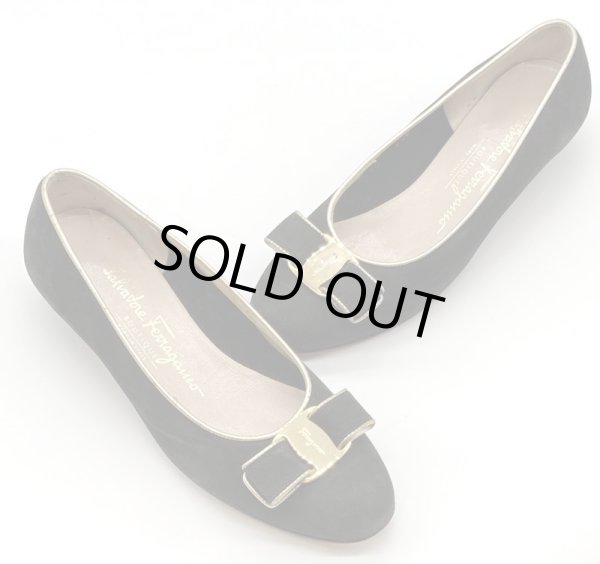 画像16: OLD FERRAGAMO(オールドフェラガモ) ブラックスエード×ゴールドパイピングヴァラリボンパンプス 6B (16)