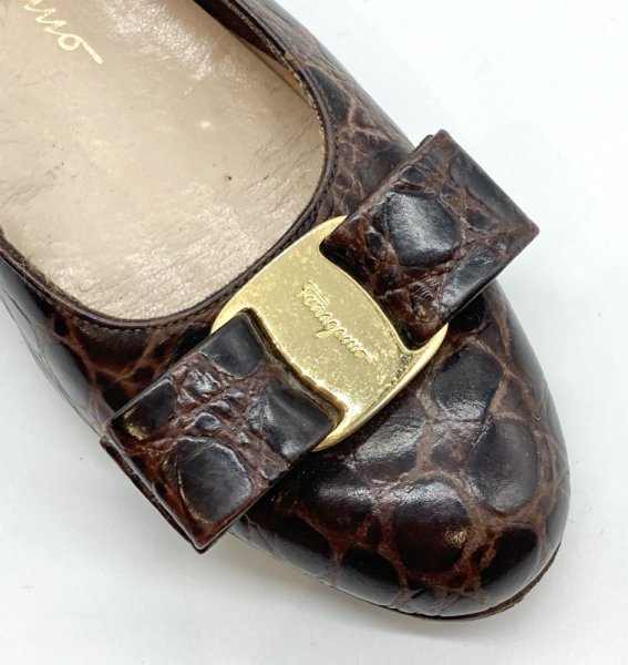 画像8: OLD FERRAGAMO(オールドフェラガモ) ダークブラウン型押しレザーヴァラリボンパンプス 5B (8)