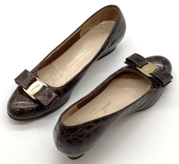 画像18: OLD FERRAGAMO(オールドフェラガモ) ダークブラウン型押しレザーヴァラリボンパンプス 5B (18)