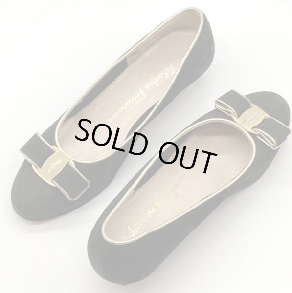 画像18: OLD FERRAGAMO(オールドフェラガモ) ブラックスエード×ゴールドパイピングヴァラリボンパンプス 6B (18)