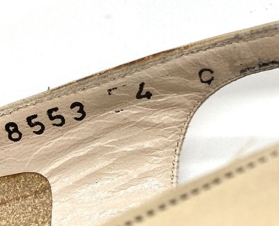 画像2: OLD FERRAGAMO(オールドフェラガモ) ベージュスエード×シューズモチーフ金具付きサンダル 4C