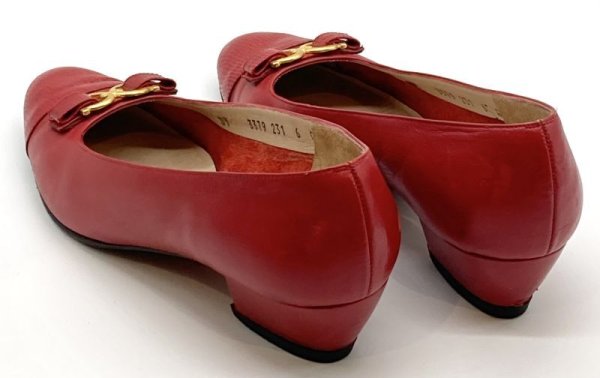 画像13: OLD FERRAGAMO(オールドフェラガモ) レッドレザー×ガンチーニゴールド金具リボンパンプス 6C (13)