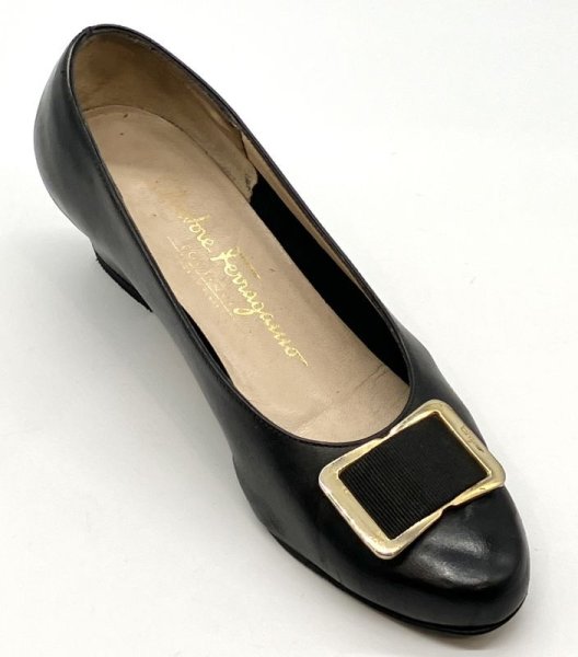 画像2: OLD FERRAGAMO(オールドフェラガモ)ゴールド金具付きブラックレザーパンプス 4C (2)